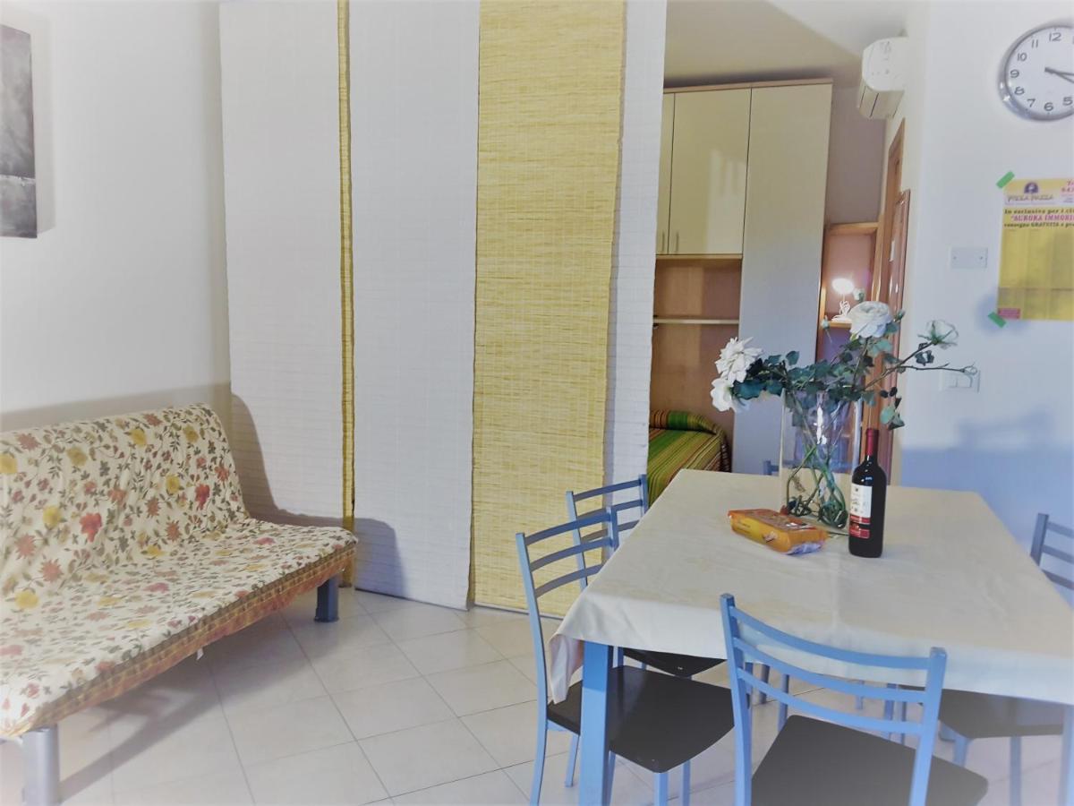 Hotel Apartments Villaggio Dei Fiori 4 Stars Luxury - Great Family Resort - Pet Friendly - With Hypermarket - Delivery Restaurant-Pizzeria - Room Breakfast With Supplement - Ultra Fast Wi-Fi - Play Area For Children - Olympic Swimming Pool - Parking Caorle Kültér fotó