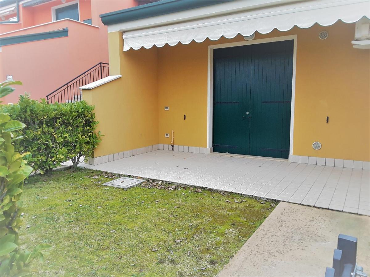 Hotel Apartments Villaggio Dei Fiori 4 Stars Luxury - Great Family Resort - Pet Friendly - With Hypermarket - Delivery Restaurant-Pizzeria - Room Breakfast With Supplement - Ultra Fast Wi-Fi - Play Area For Children - Olympic Swimming Pool - Parking Caorle Kültér fotó