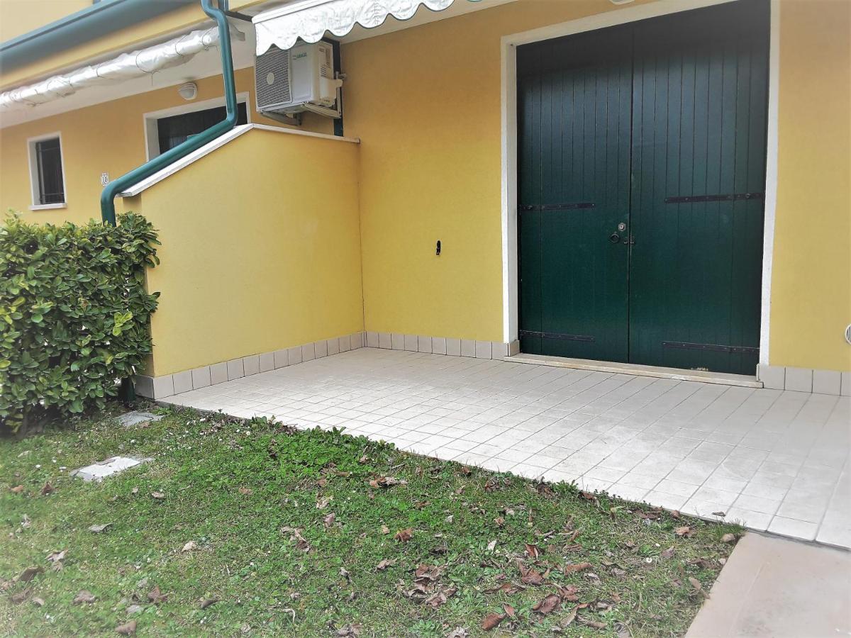 Hotel Apartments Villaggio Dei Fiori 4 Stars Luxury - Great Family Resort - Pet Friendly - With Hypermarket - Delivery Restaurant-Pizzeria - Room Breakfast With Supplement - Ultra Fast Wi-Fi - Play Area For Children - Olympic Swimming Pool - Parking Caorle Kültér fotó