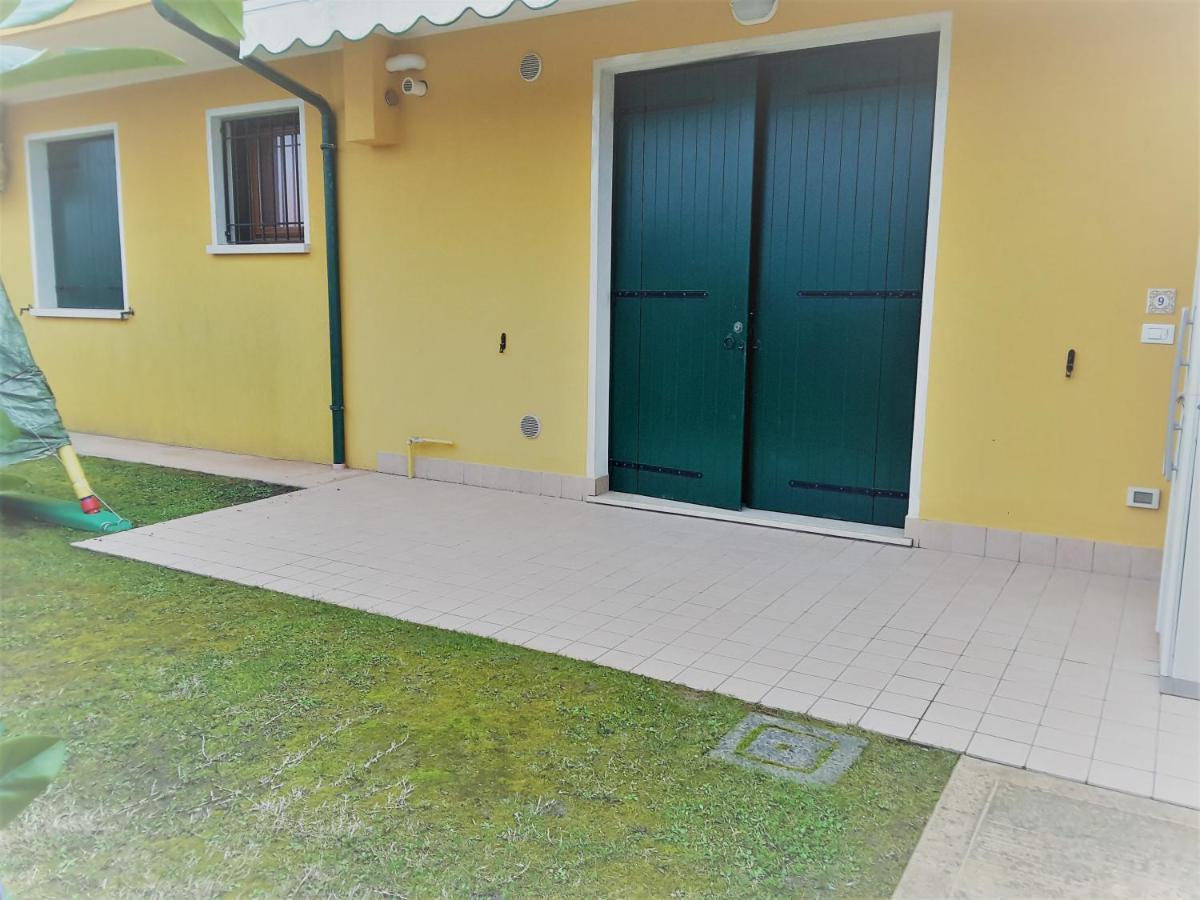 Hotel Apartments Villaggio Dei Fiori 4 Stars Luxury - Great Family Resort - Pet Friendly - With Hypermarket - Delivery Restaurant-Pizzeria - Room Breakfast With Supplement - Ultra Fast Wi-Fi - Play Area For Children - Olympic Swimming Pool - Parking Caorle Kültér fotó