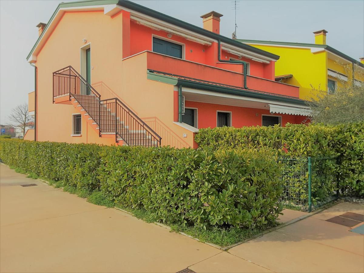 Hotel Apartments Villaggio Dei Fiori 4 Stars Luxury - Great Family Resort - Pet Friendly - With Hypermarket - Delivery Restaurant-Pizzeria - Room Breakfast With Supplement - Ultra Fast Wi-Fi - Play Area For Children - Olympic Swimming Pool - Parking Caorle Kültér fotó