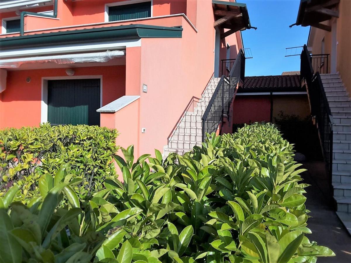 Hotel Apartments Villaggio Dei Fiori 4 Stars Luxury - Great Family Resort - Pet Friendly - With Hypermarket - Delivery Restaurant-Pizzeria - Room Breakfast With Supplement - Ultra Fast Wi-Fi - Play Area For Children - Olympic Swimming Pool - Parking Caorle Kültér fotó